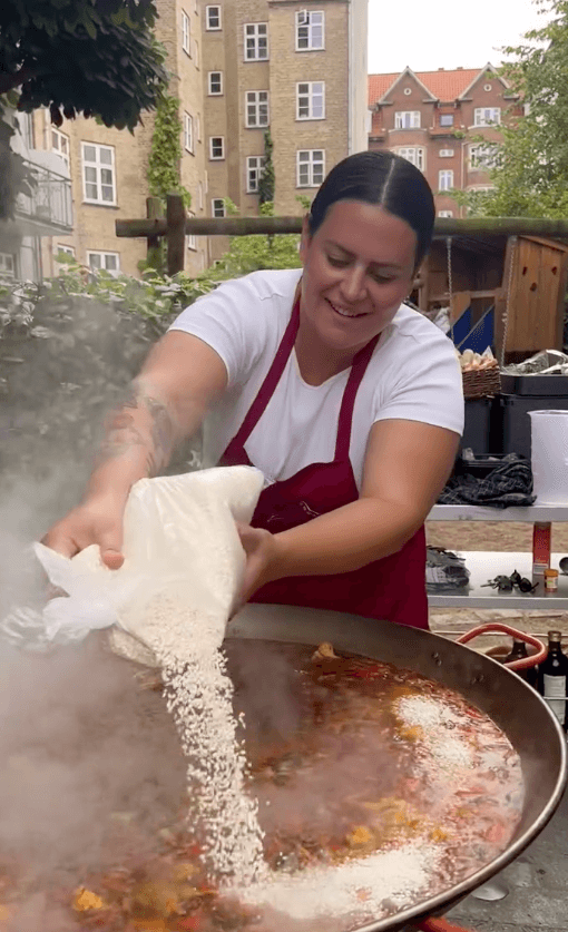 Paella-mesteren tilbereder paella live